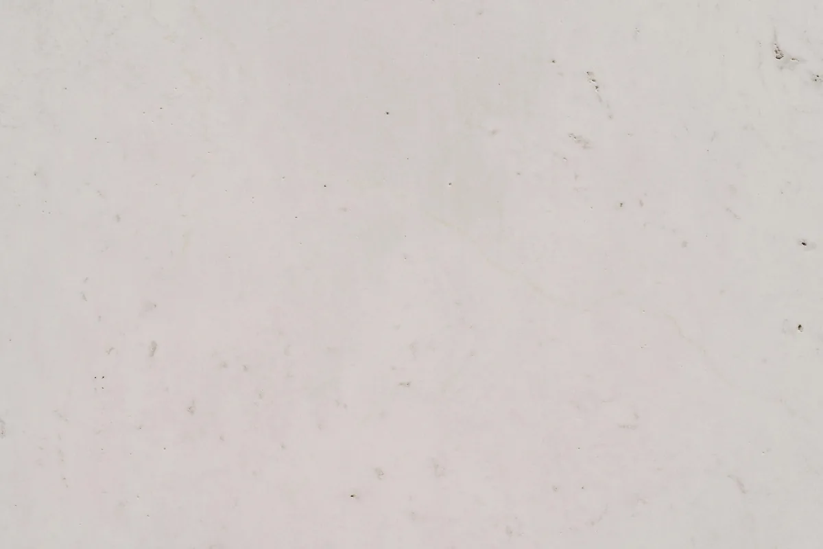 A nonporous quartz vanity top with a polished undermount sink reveal in a humid Florida bathroom