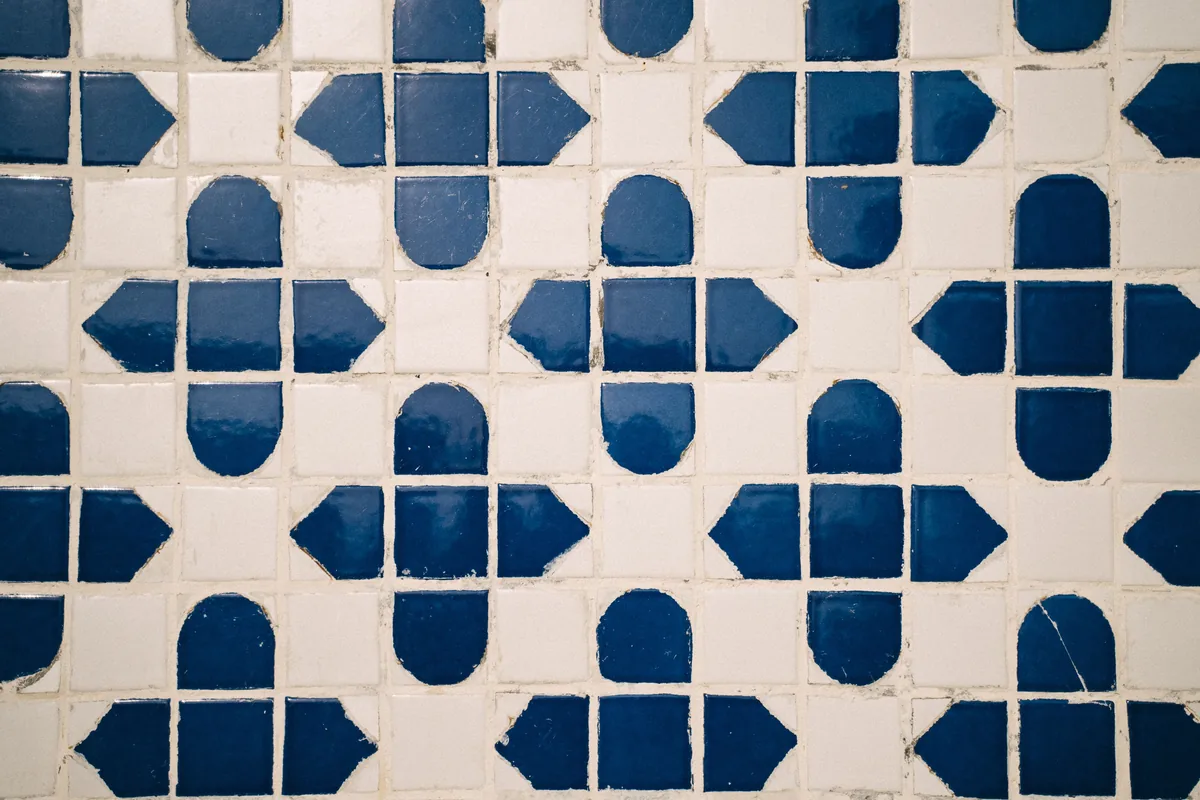 Cross-section of a Florida floor tile assembly showing slab, uncoupling membrane, thinset, and porcelain tile